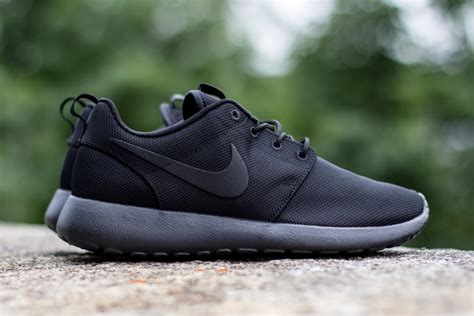 nike roshe run triple black.